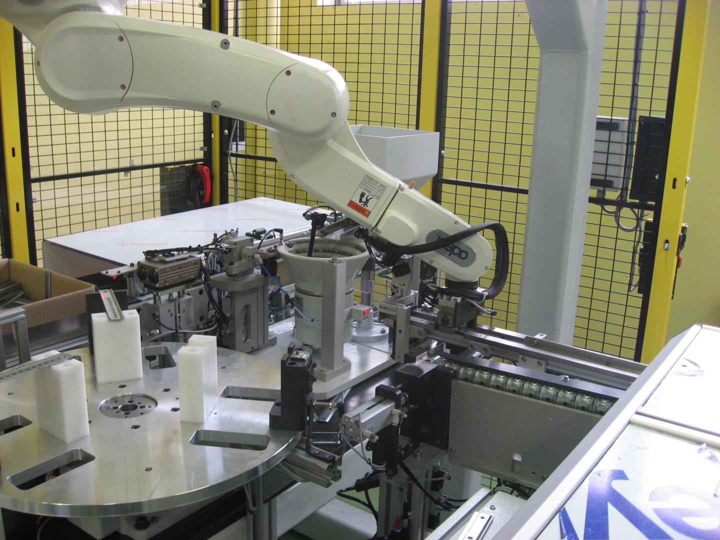 machine assemblage robot polyarticulé viper adept
